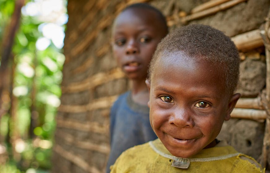 Jacob met broer in Oeganda - SOS Kinderdorpen