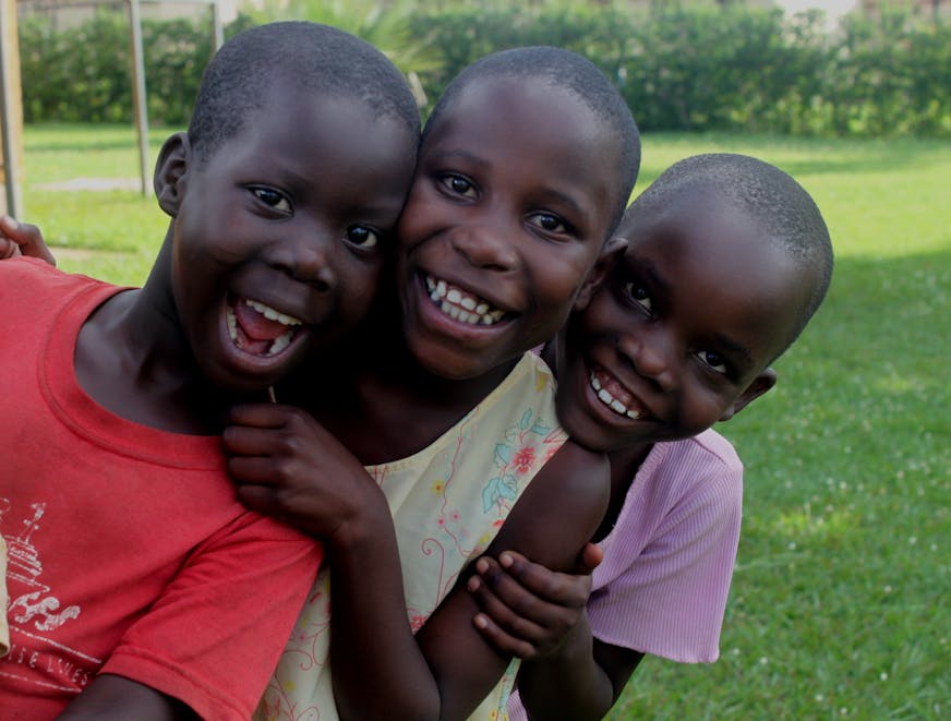 Mouna-met-haar-twee-zussen-oeganda-sos-kinderdorpen