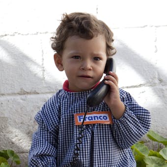Kind aan het bellen - Contact SOS Kinderdorpen