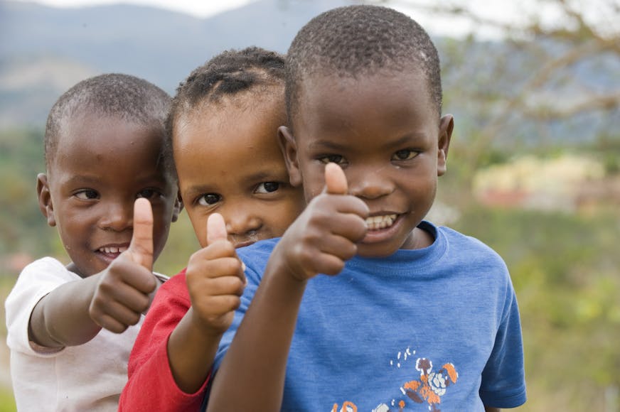 Kinderen steken duim omhoog