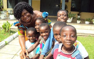 Ghana_kinderdorp Asiakwa_ SOS moeder met kinderen