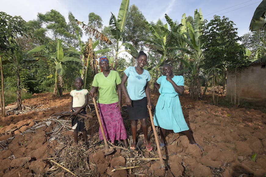 Families versterken Busia Kenia moeder en dochters in hun tuin