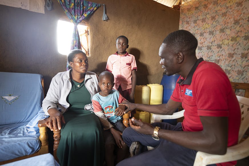 Families versterken Busia Kenia SOS medewerker praat met moeder