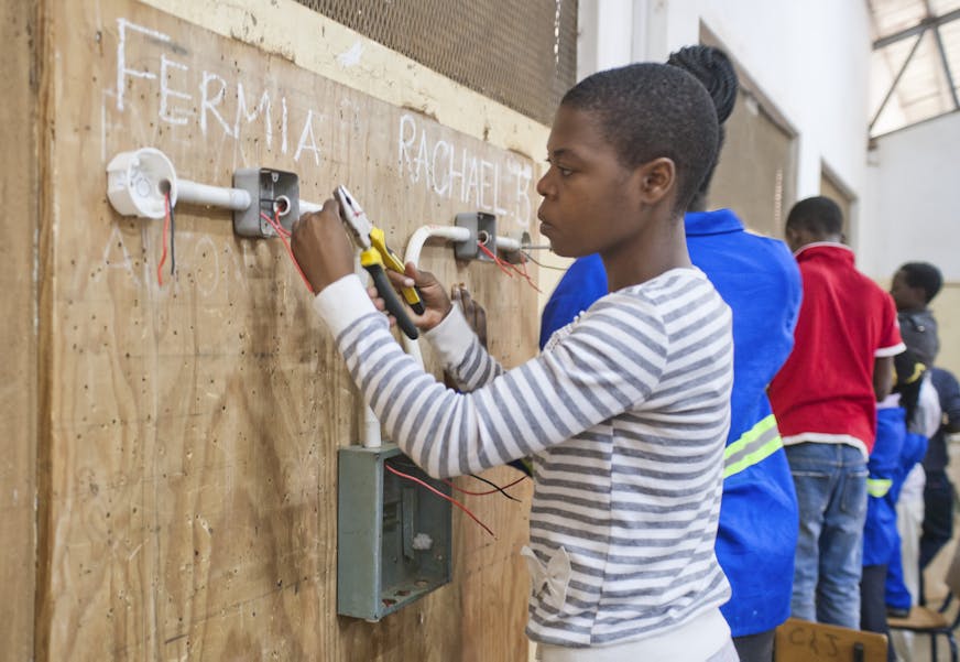 Malawi Jeugdwerkgelegenheid Building Lives, meisje volgt training voor elektricien