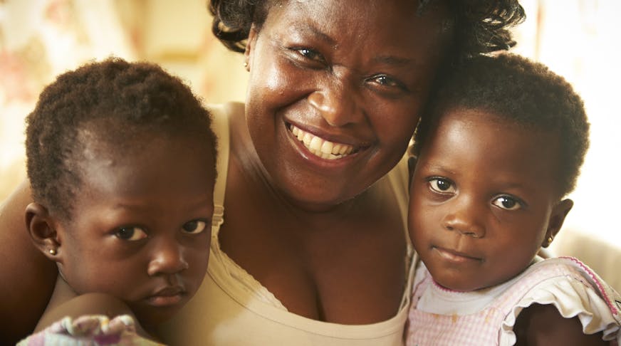 Ghana kinderdorp Kumasi SOS moeder met twee dochters