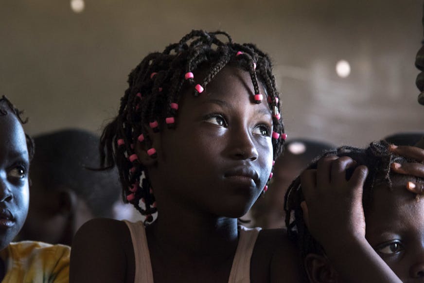 Guinee Bissau_ project-Toegang tot kwaliteitsonderwijs meisje in schoolbanken