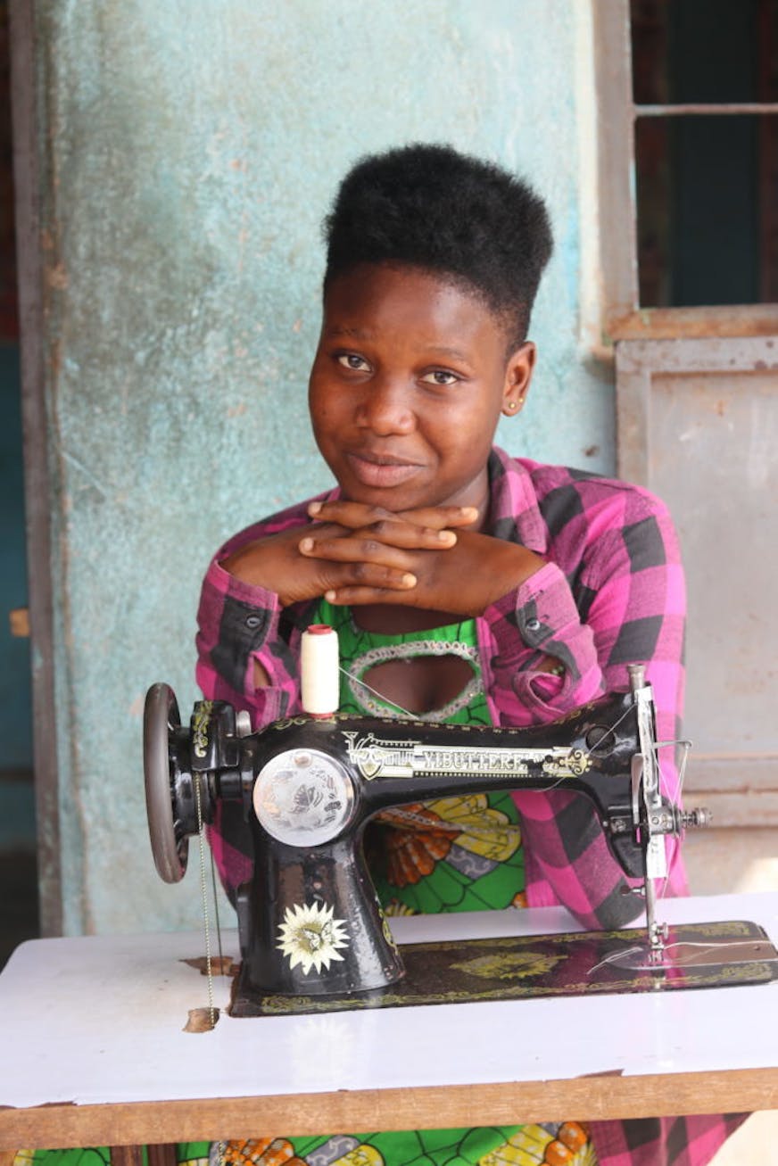 Familieversterkend programma Tantie Bagage Mimi achter naaimachine