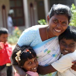 India_Kinderdorp_SOS moeder met kinderen