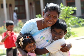 India_Kinderdorp_SOS moeder met kinderen