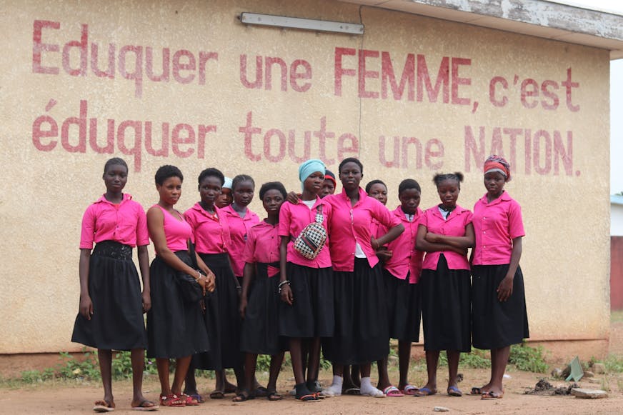 Familieversterkend programma Yamoussoukro groep meiden voor hun school