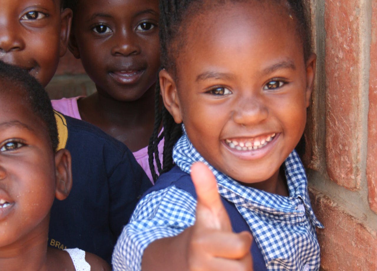 bedankt-kinderen-afrika-sos-kinderdorp-liggend