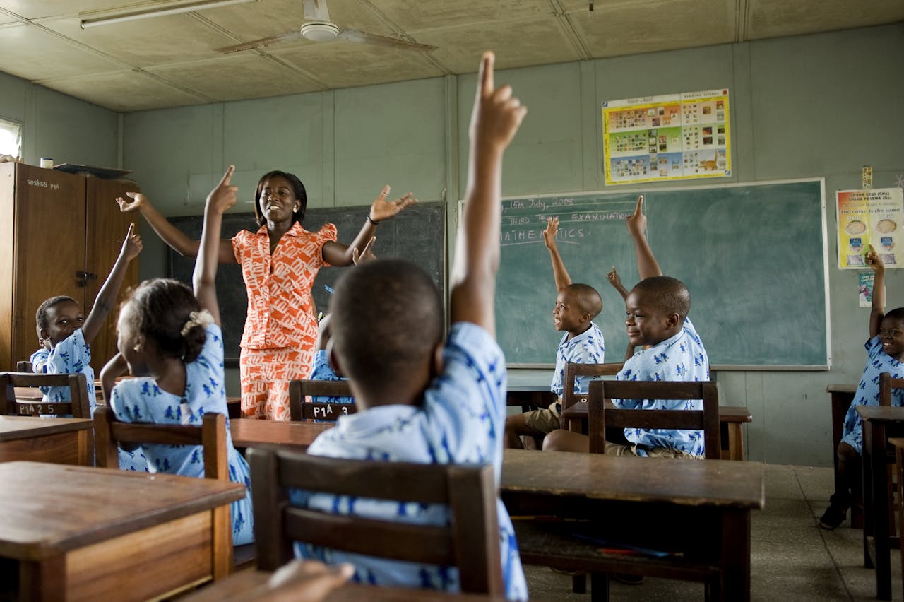 Juf stelt vragen aan leerlingen, Ghana - SOS Kinderdorpen
