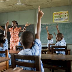 Juf stelt vragen aan leerlingen, Ghana - SOS Kinderdorpen