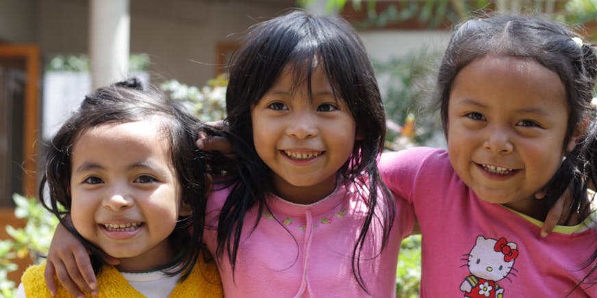 Guatemala drie lachende meisjes