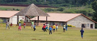 Kinderen voetballen in kinderdorp Meru, Kenia - SOS Kinderdorpen