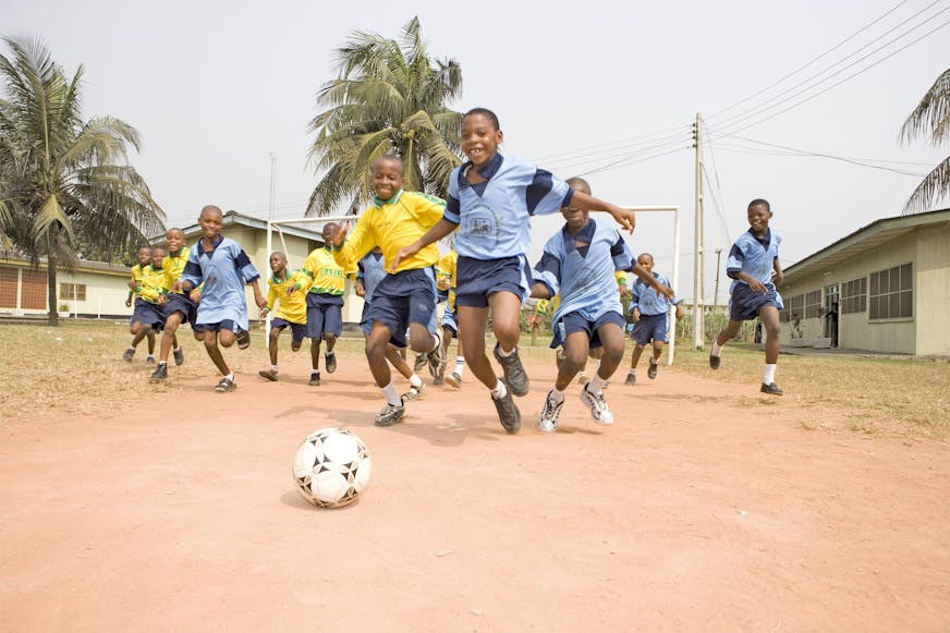 voetballende-kinderen-afrika-sos-kinderdorp