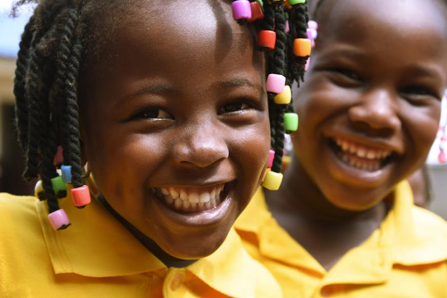 Guinee-Bissau kinderdorp Canchungo twee zussen lachen