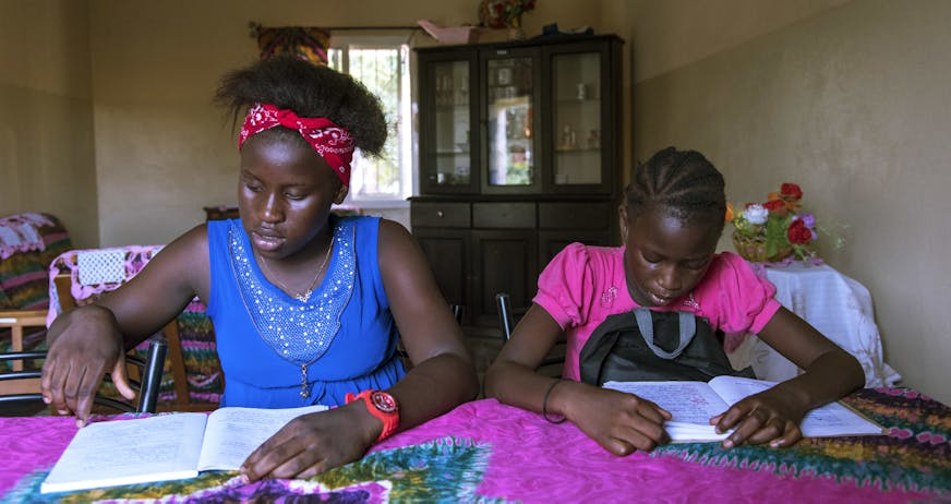 Guinee Bissau kinderdorp Canchungo zussen maken huiswerk aan tafel