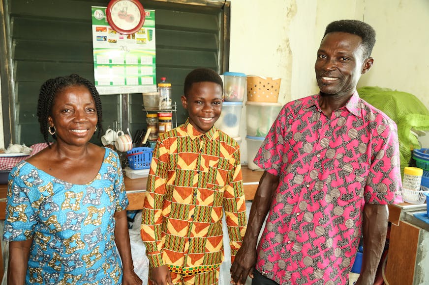 Ghana Tema familiehereniging Mensah met zijn vader en stiefmoeder