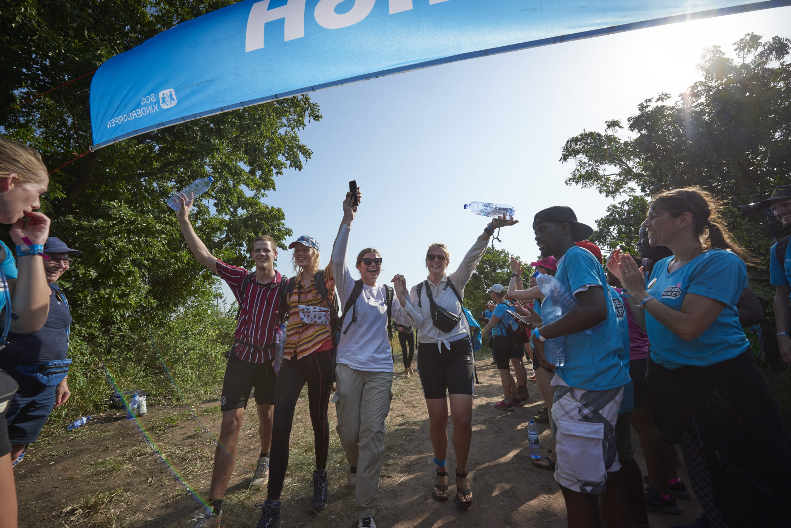 Juichende collega's van bedrijf bij de finish