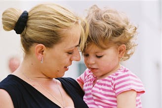 Kosovo kinderdorp moeder en dochter