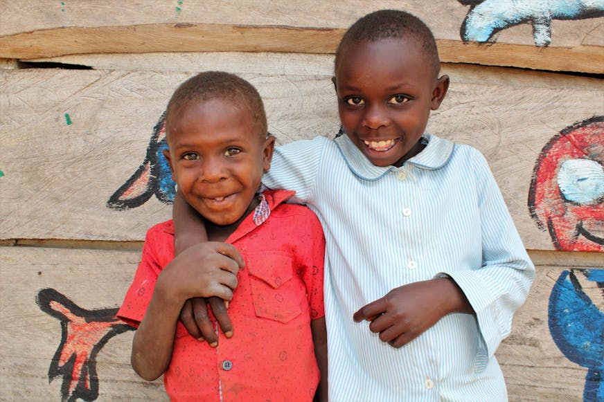 Jacob-met-zijn-zus-Oeganda-Families-versterken