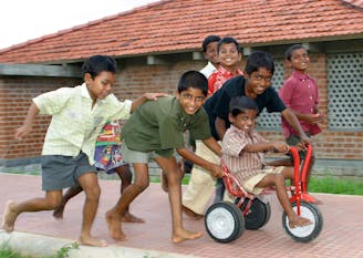 India kinderdorp kinderen samen op een fiets