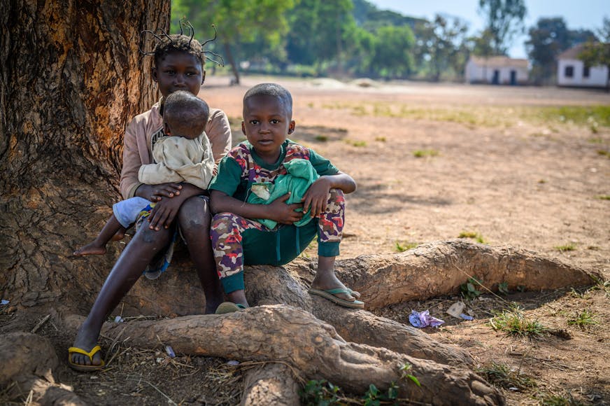 Centraal Afrikaanse Republiek JR 5 DRA kinderen buiten bij een boom