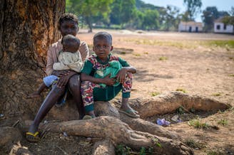 Centraal Afrikaanse Republiek JR 5 DRA kinderen buiten bij een boom