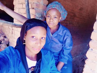 Malawi Jeugdwerkgelegenheid Building Lives Dalphine met haar vriendin