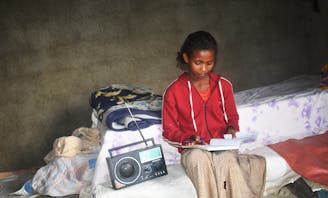 Tigist volgt onderwijs via de radio