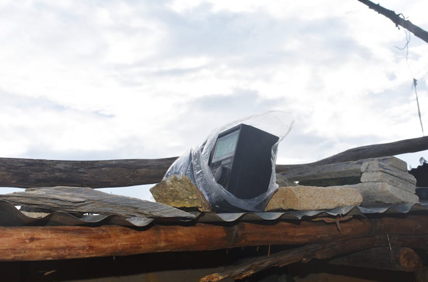 De radio van Tigist laadt op op het dak