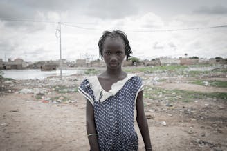 Khadi uit Senegal buiten bij haar huis