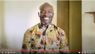 Ivoorkust - Omer groeide op in een kinderdorp en vertelt over het belangrijkste dat hij heeft geleerd en de familie die hij zelf is gestart