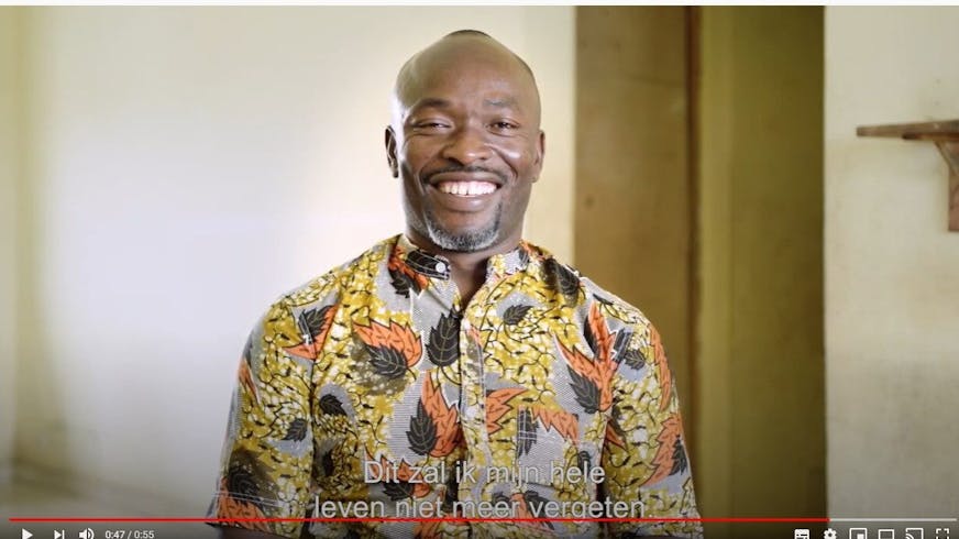 Ivoorkust - Omer groeide op in een kinderdorp en vertelt over het belangrijkste dat hij heeft geleerd en de familie die hij zelf is gestart