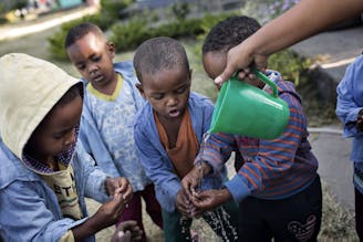 Coronapreventie: Kinderen wassen hun handen, Ethiopië - SOS Kinderdorpen