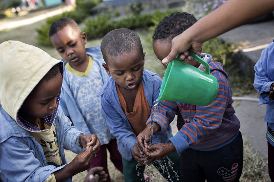 Coronapreventie: Kinderen wassen hun handen, Ethiopië - SOS Kinderdorpen