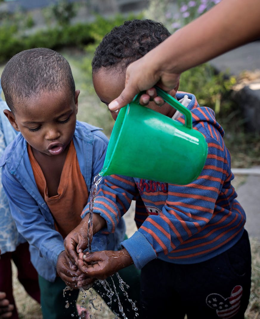 Coronapreventie: Kinderen wassen hun handen, Ethiopië - SOS Kinderdorpen