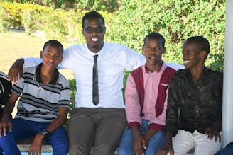 Kinderdorp in Somalië, Hassan met jongeren die hij ondersteunt
