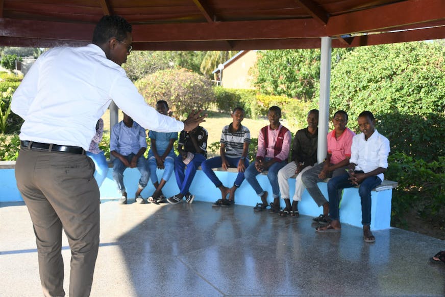 Kinderdorp in Somalië, Hassan geeft training aan jongeren