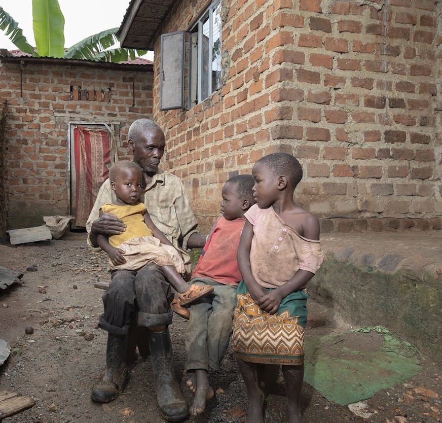 Opa met zijn kleinkinderen, Oeganda - SOS Kinderdorpen