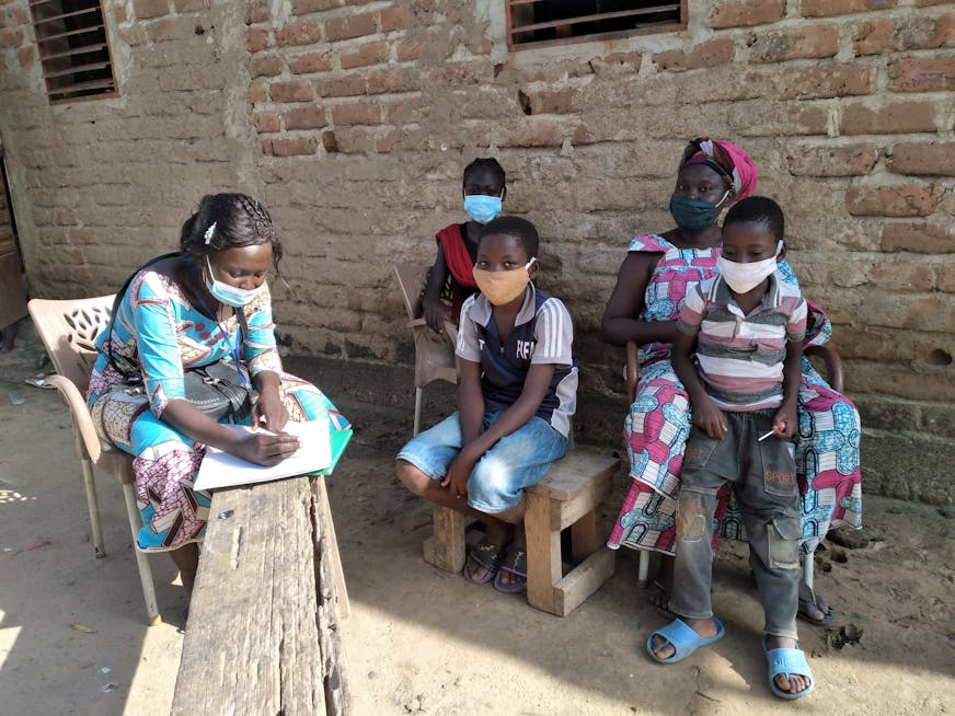 Familie uit familieversterkend programma Tsjaad met SOS medewerker