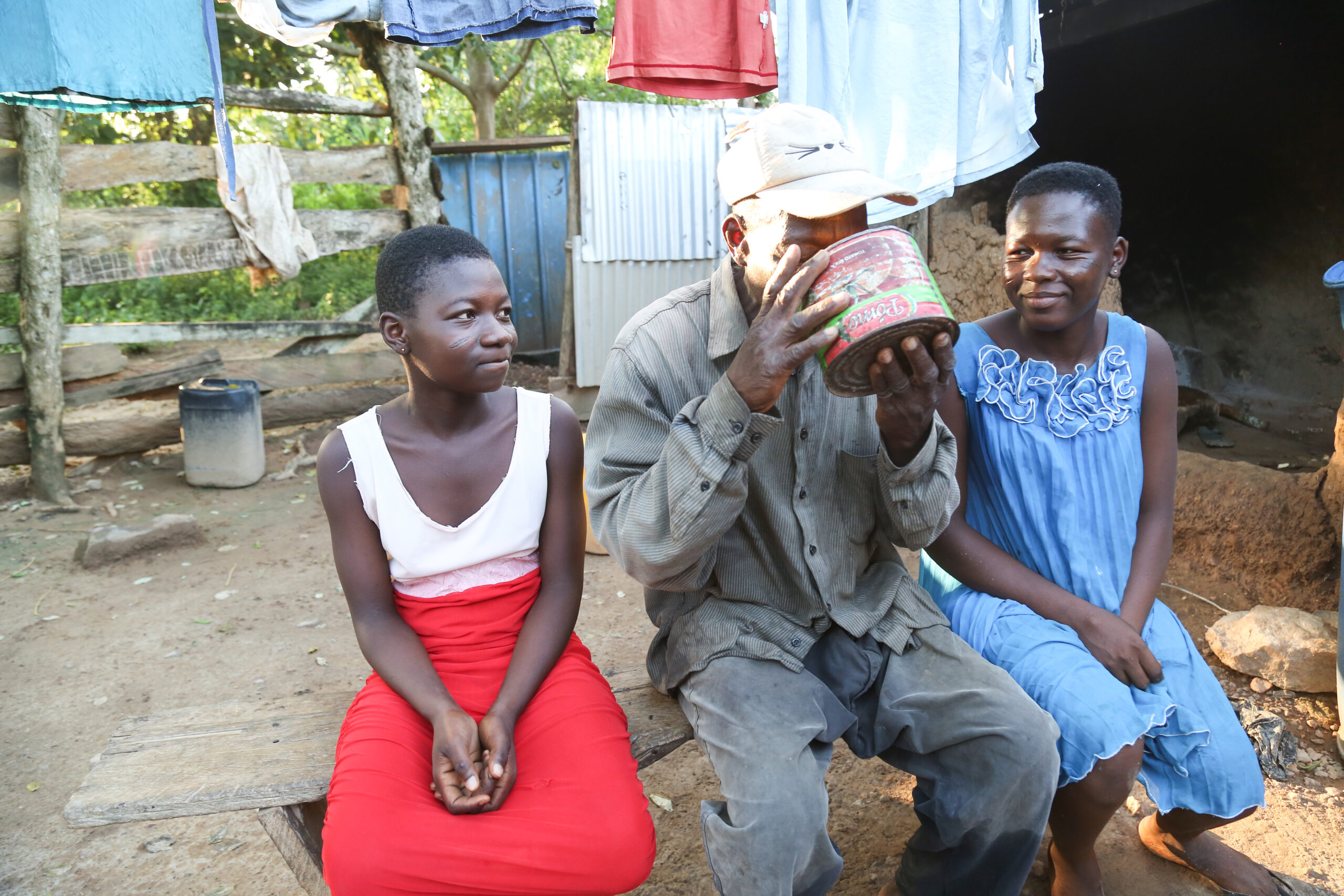 Nyaaba met zijn dochters voor hun huis in Kumasi, Ghana