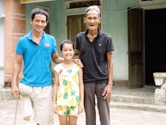 Linh met haar vader en opa in Vietnam