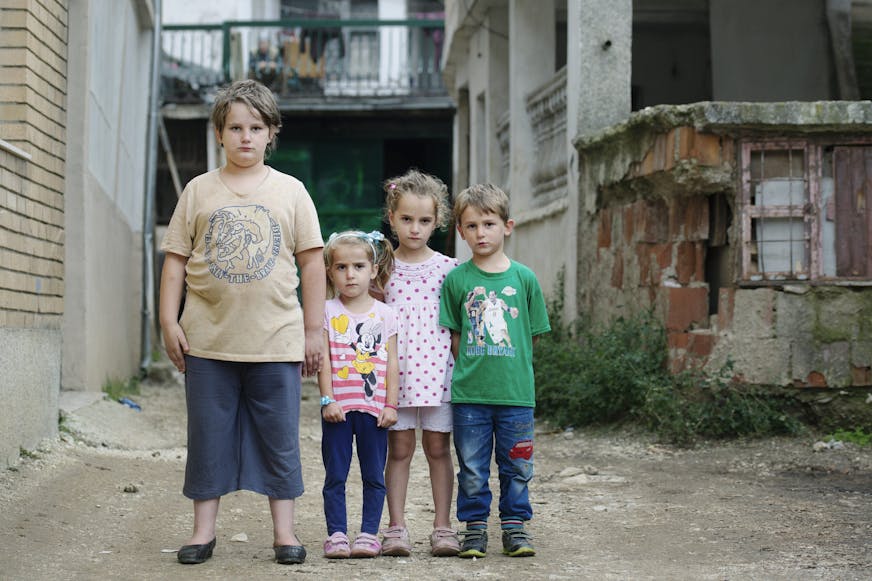 Zahra uit Kosovo met haar broers en zus
