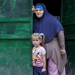 Zahra uit Kosovo met haar moeder