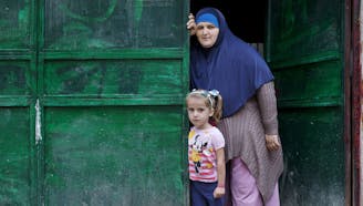 Zahra uit Kosovo met haar moeder