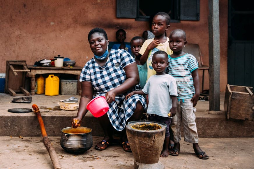 Rebekka uit Ghana met haar kinderen