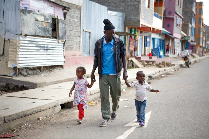 Antony kiest ervoor zijn kinderen zelf op te voeden, samen met zijn kinderen wandelt hij door de buurt