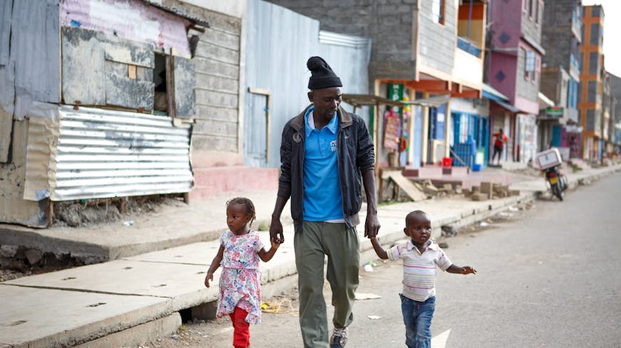 Antony kiest ervoor zijn kinderen zelf op te voeden, samen met zijn kinderen wandelt hij door de buurt